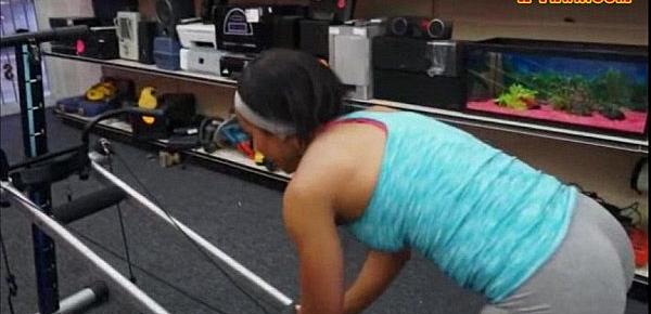  Gym trainer sells her stuff and screwed to earn extra money